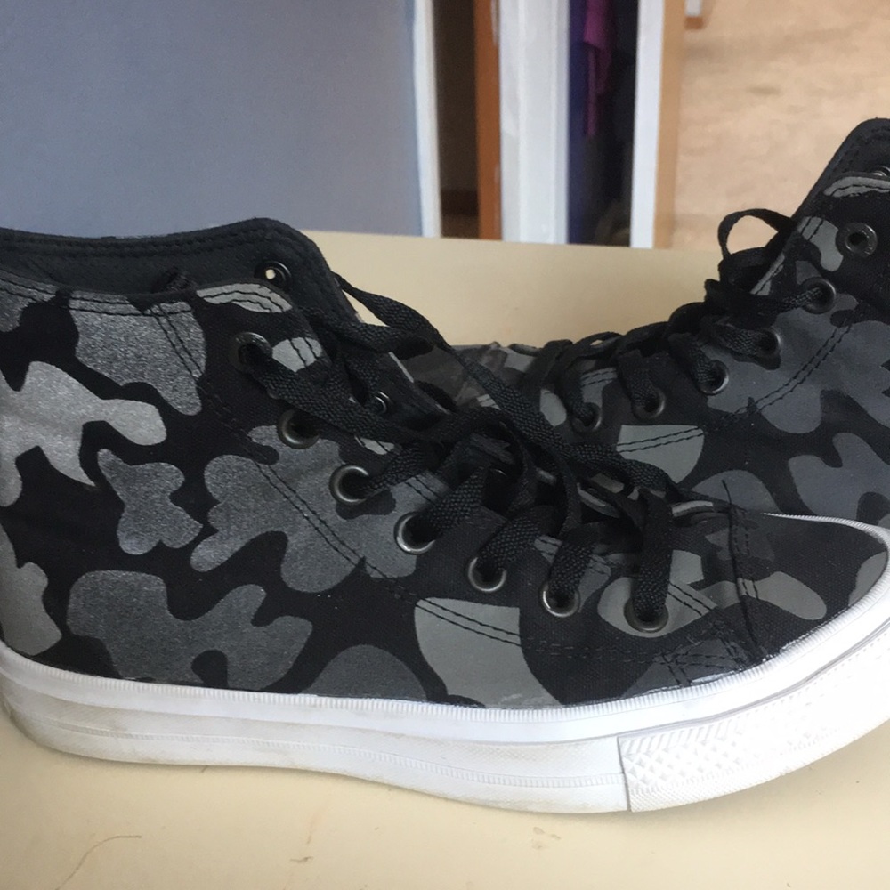 Size 8 W, M 6 camouflage high top Chuck Taylor